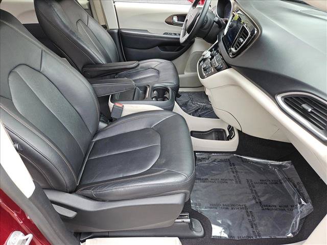 Used 2017 Chrysler Pacifica Touring-L FWD image 24