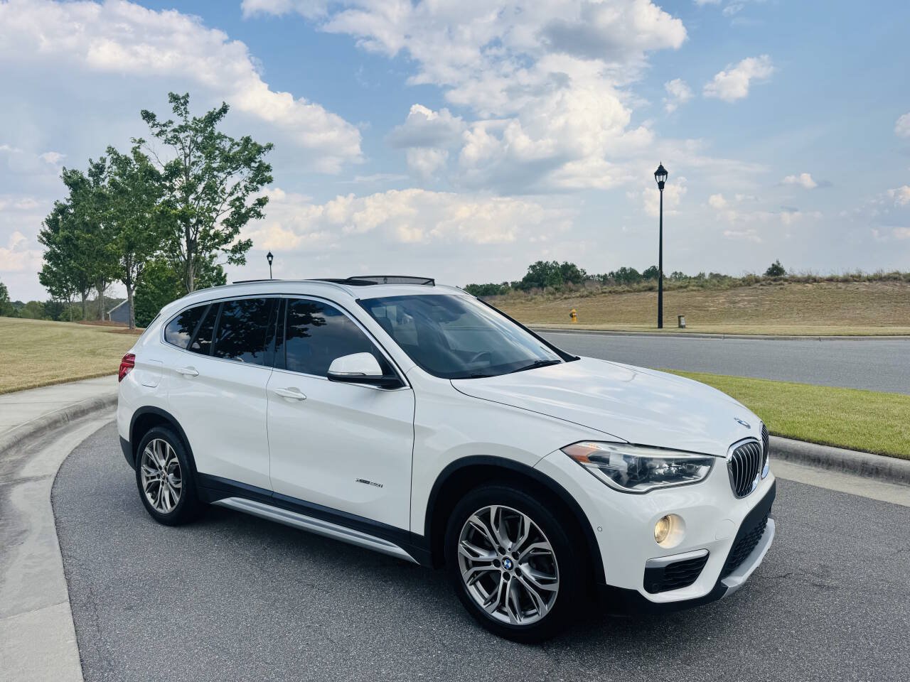 Used 2017 BMW X1 xDrive28i w/ Premium Package AWD/4WD image 4