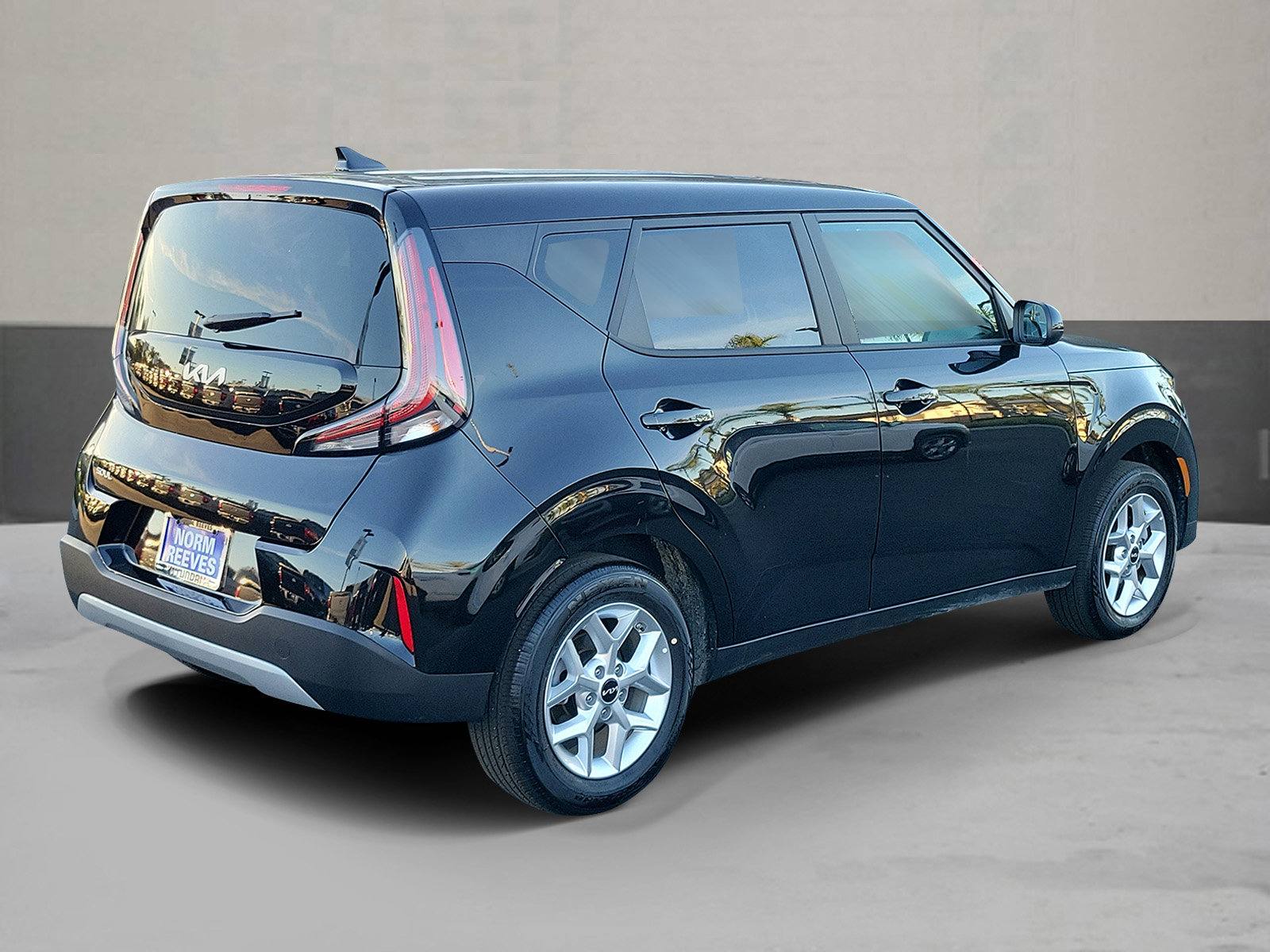 Used 2025 Kia Soul LX image 2