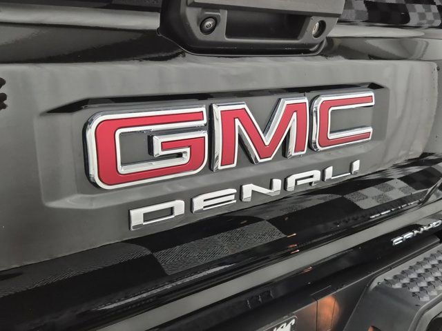 Used 2025 GMC Canyon Denali image 9