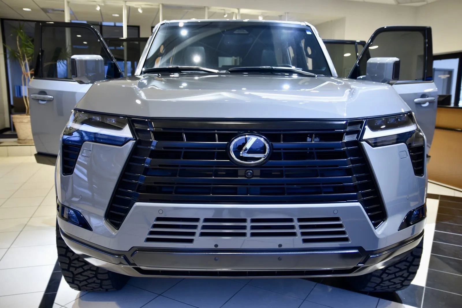 Used 2025 Lexus GX 550 image 2