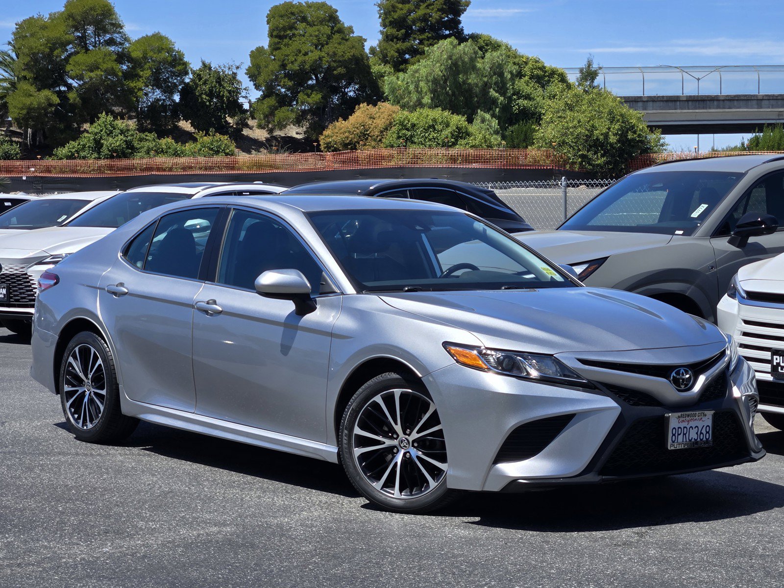 Used 2020 Toyota Camry SE FWD image 2