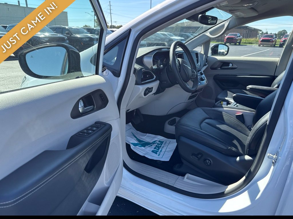 Used 2024 Chrysler Pacifica Touring-L w/ Uconnect Theater Family Group FWD image 6