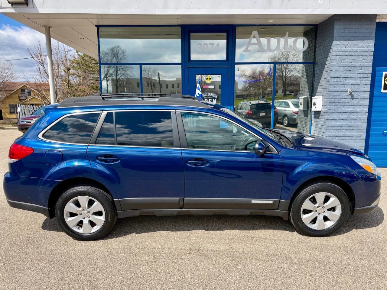 Used 2011 Subaru Outback 2.5i Premium AWD/4WD image 3