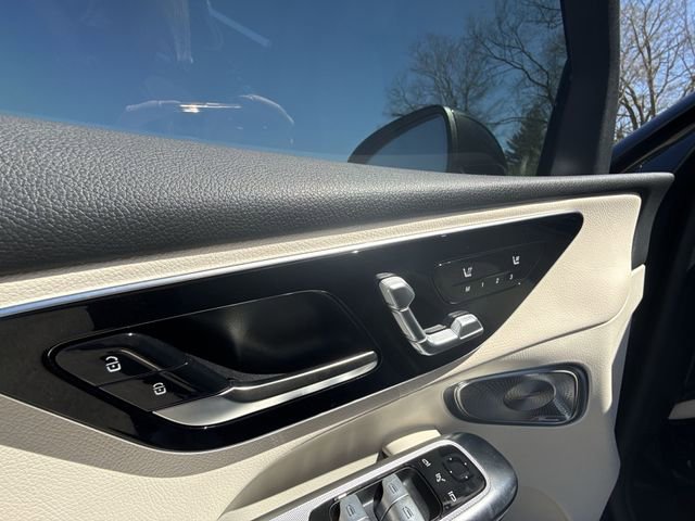 Used 2025 Mercedes-Benz GLC 300 image 12