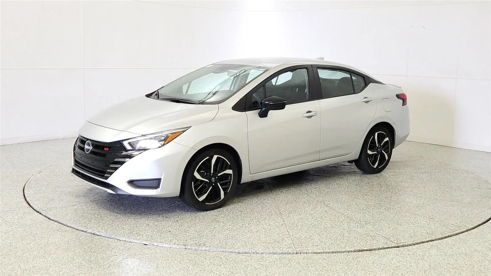 Used 2024 Nissan Versa SR FWD image 3