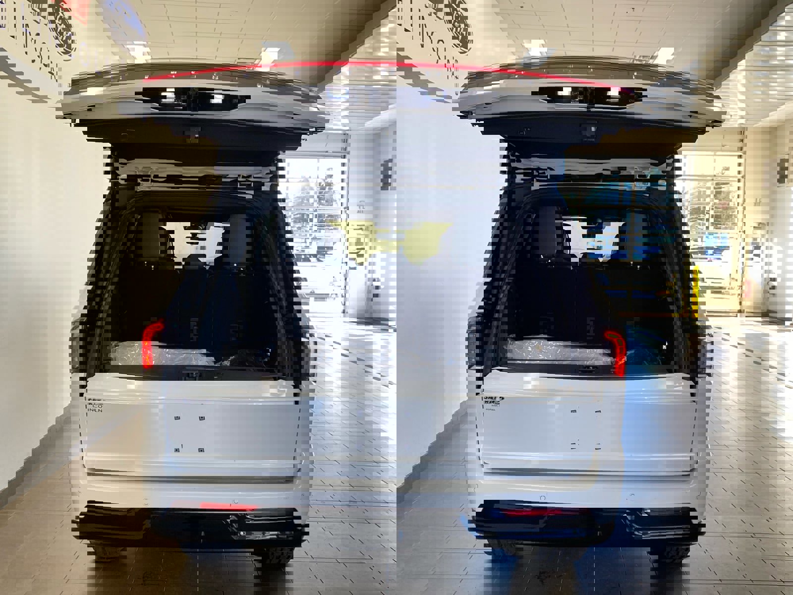 Used 2025 Lincoln Navigator Reserve w/ Jet Appearance Package image 7