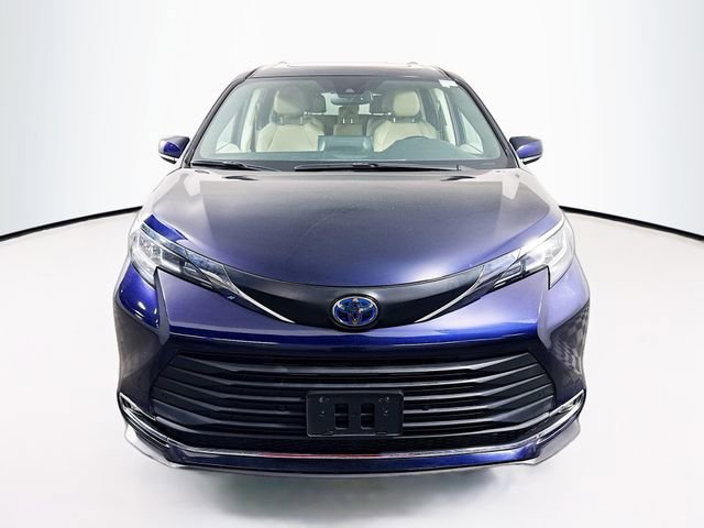 Used 2022 Toyota Sienna XLE image 2