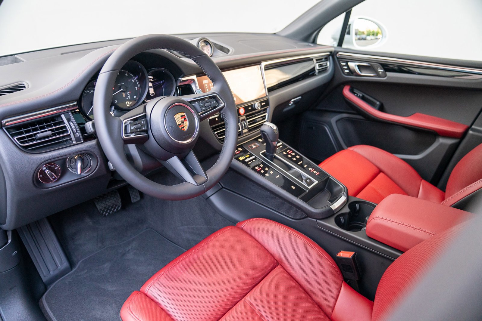 Certified 2025 Porsche Macan image 4