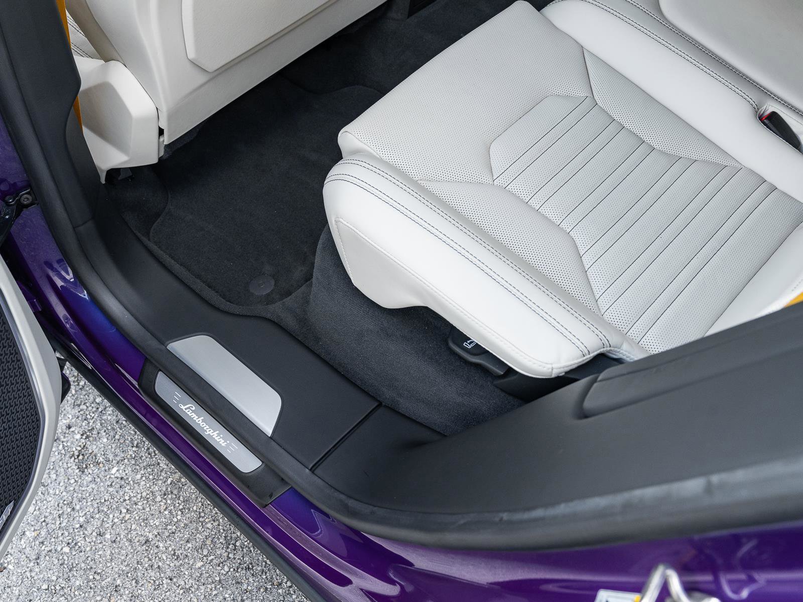 Used 2025 Lamborghini Urus SE image 48