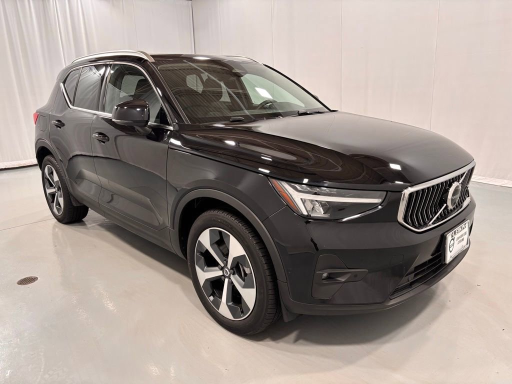 Certified 2025 Volvo XC40 B5 Plus image 4
