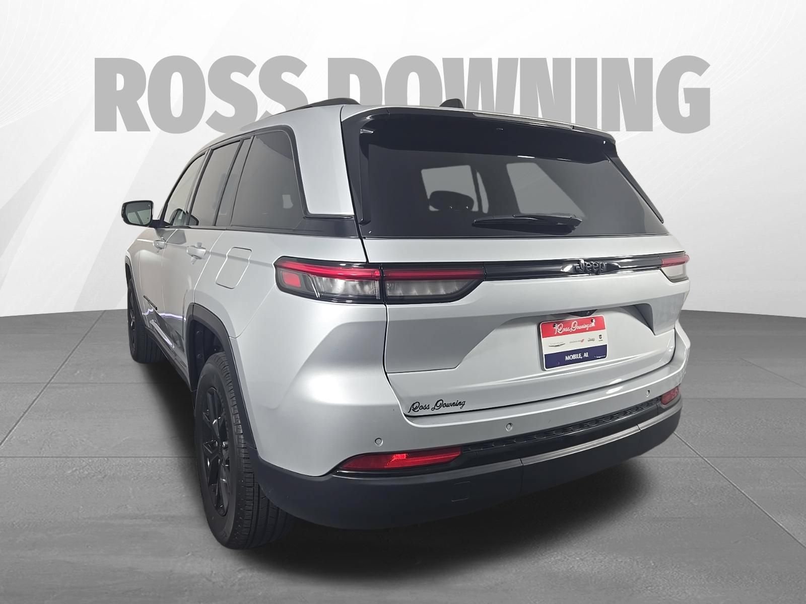 Used 2024 Jeep Grand Cherokee Altitude RWD image 6