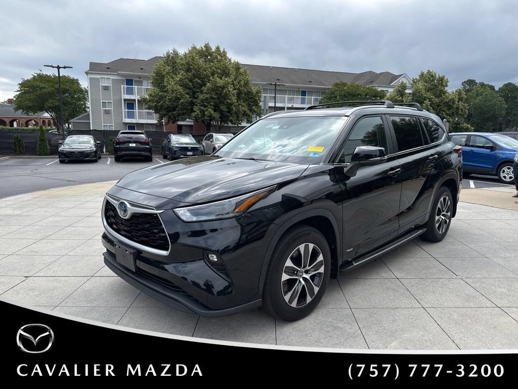 Used 2023 Toyota Highlander XLE AWD/4WD image 3