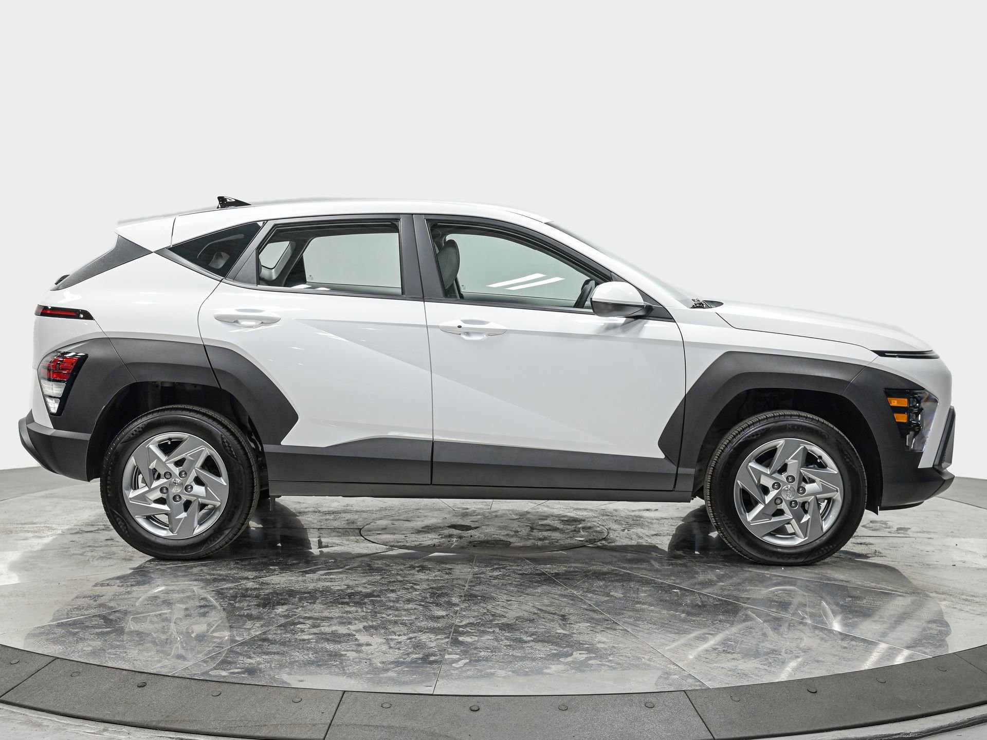 Used 2025 Hyundai Kona SE image 8