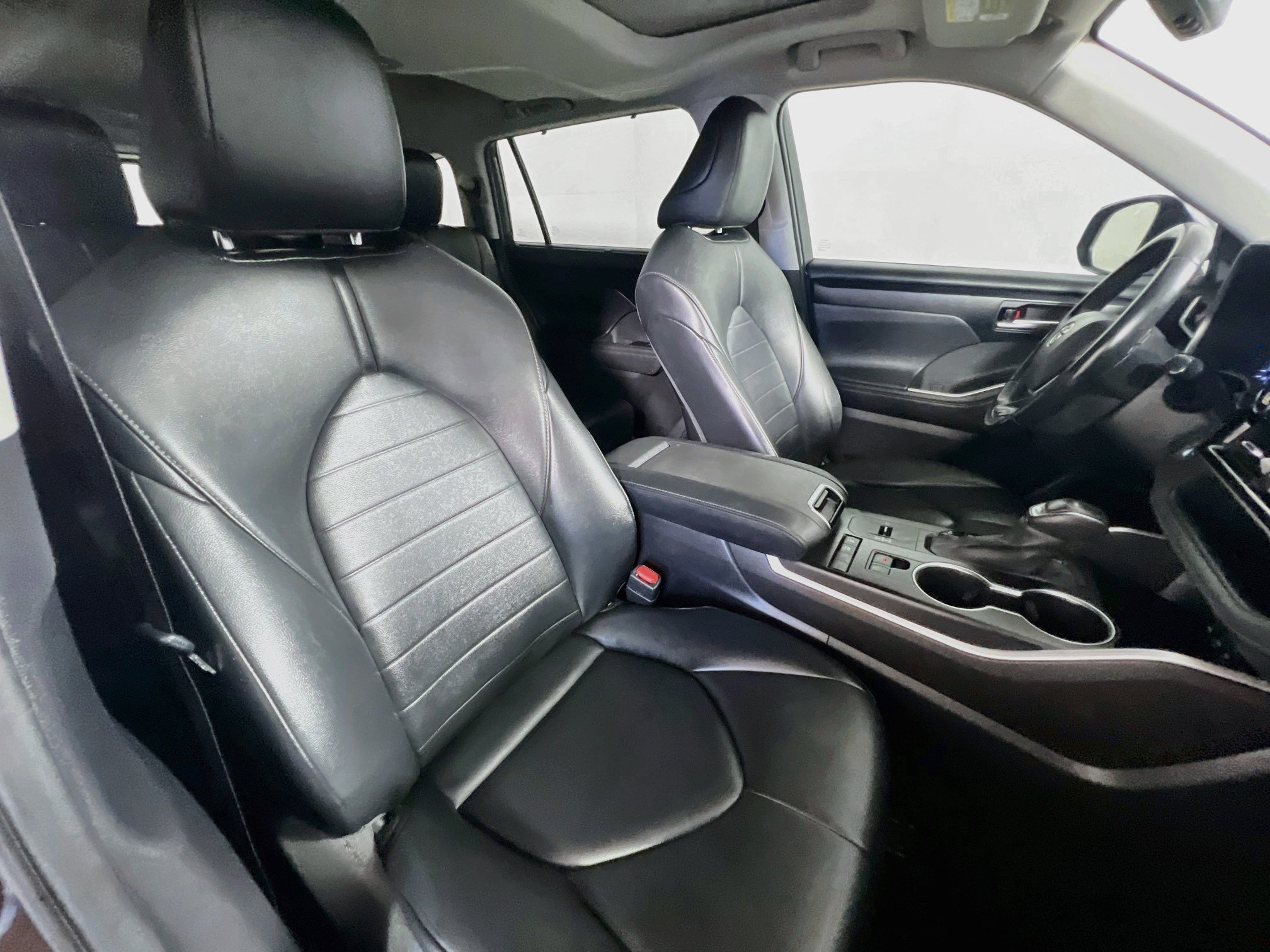 Used 2020 Toyota Highlander XLE FWD image 30