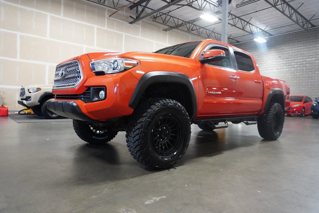 Used 2017 Toyota Tacoma TRD Off-Road image 2