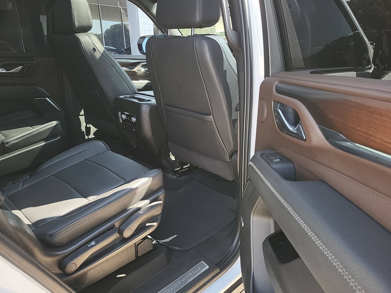 Used 2021 GMC Yukon Denali w/ Denali Premium Package RWD image 28
