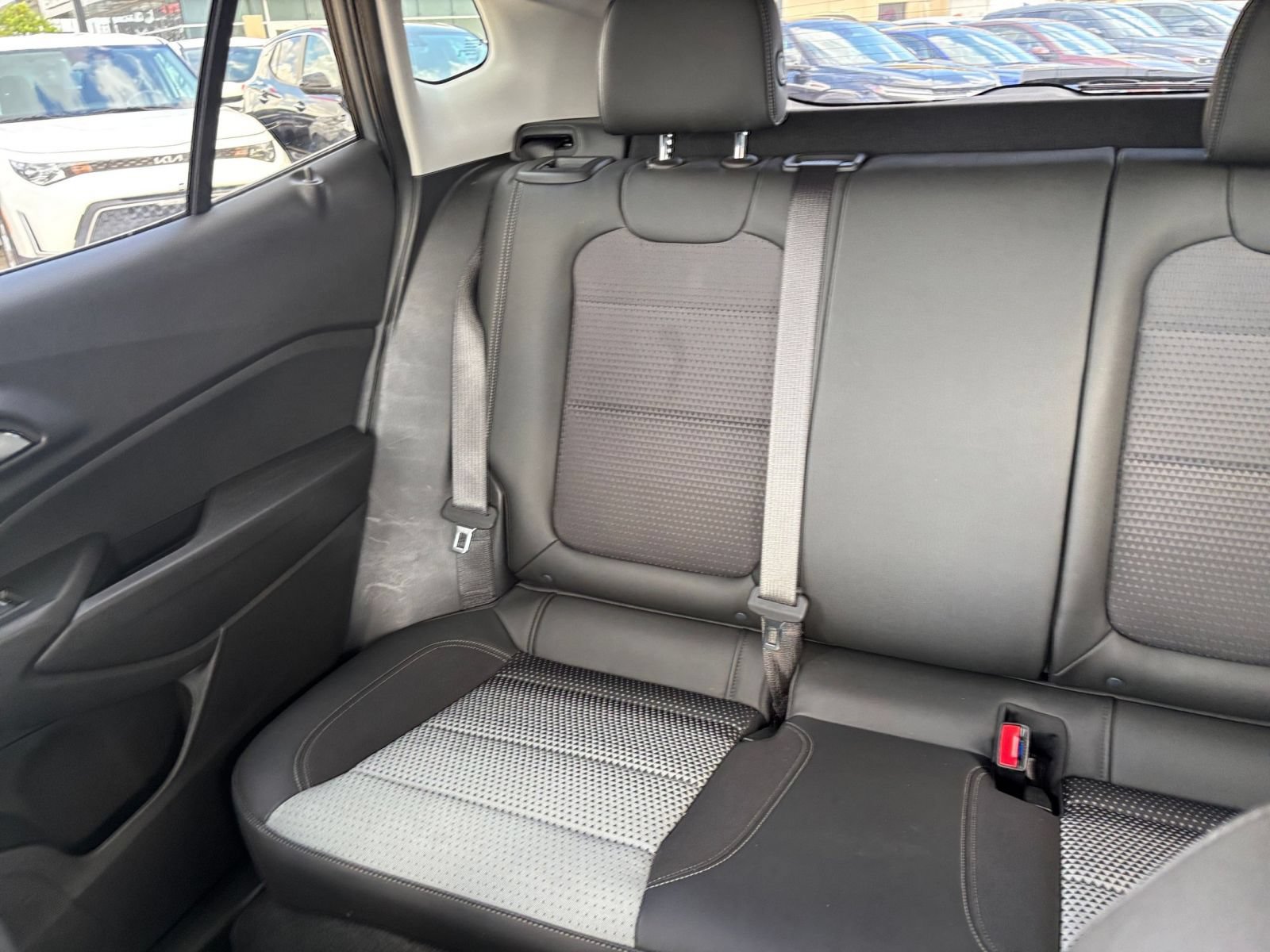 Used 2025 Chevrolet Trax LT FWD image 38