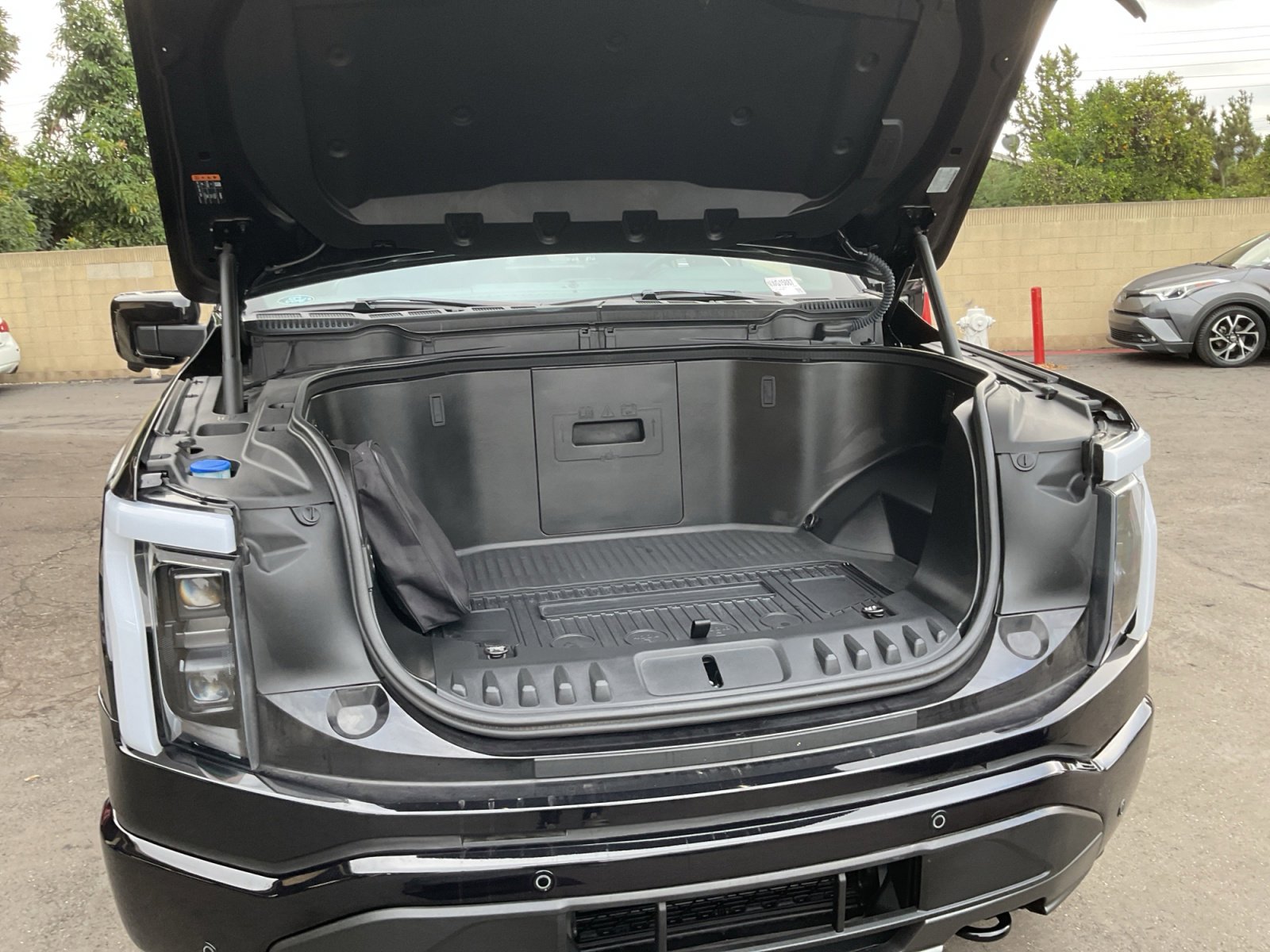 Used 2022 Ford F150 Lightning Lariat image 23