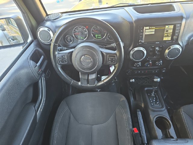 Used 2015 Jeep Wrangler Unlimited Sahara w/ Connectivity Group AWD/4WD image 16