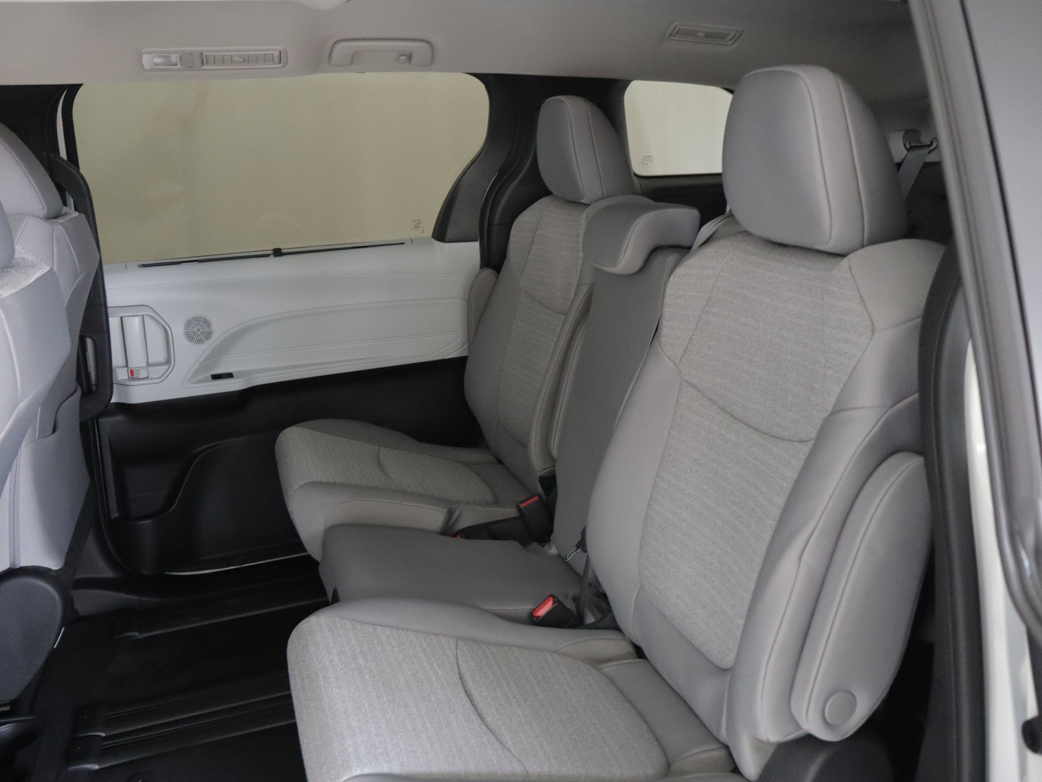 Used 2025 Toyota Sienna LE image 8