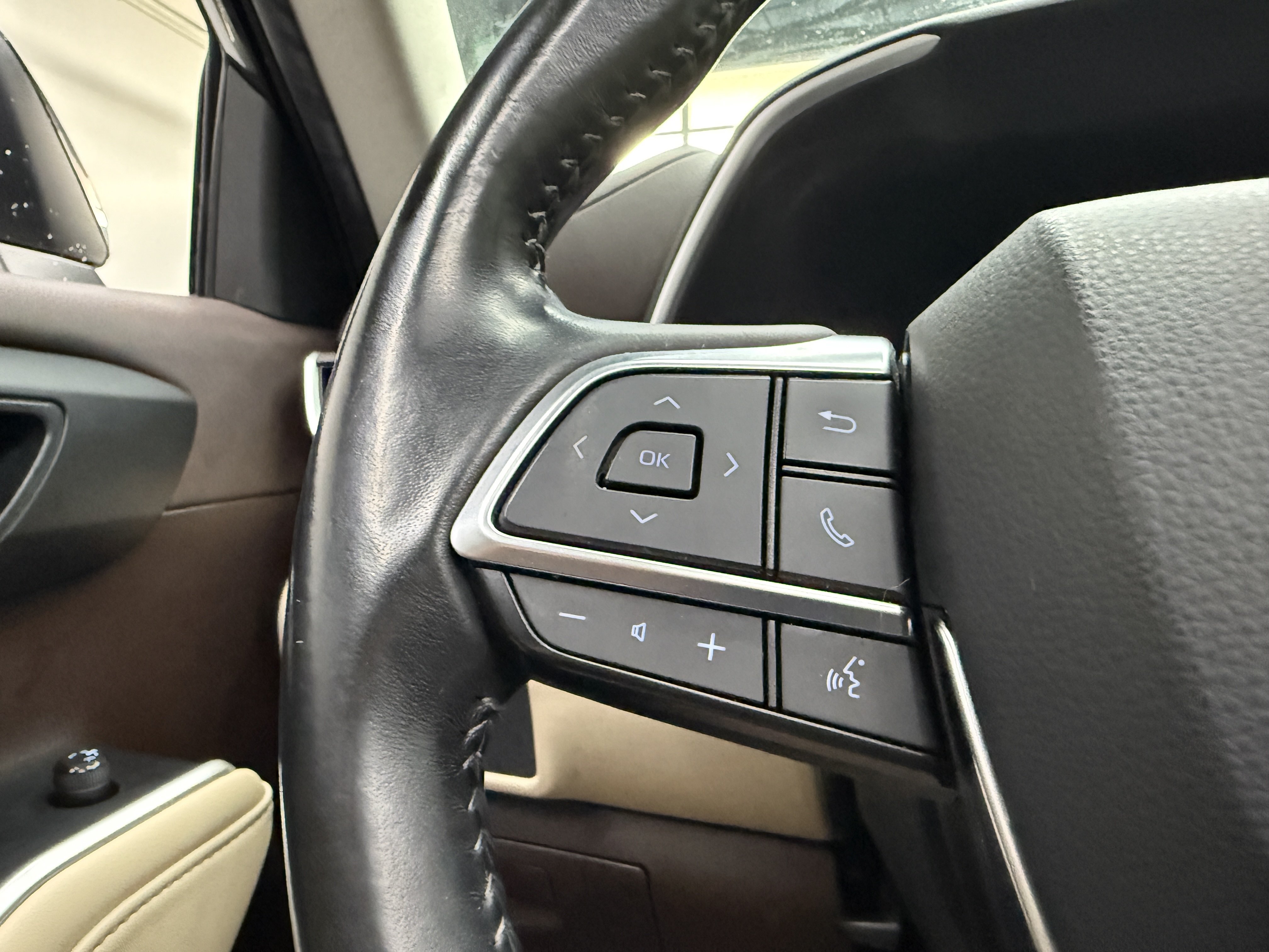 Used 2021 Toyota Highlander XLE AWD/4WD image 14