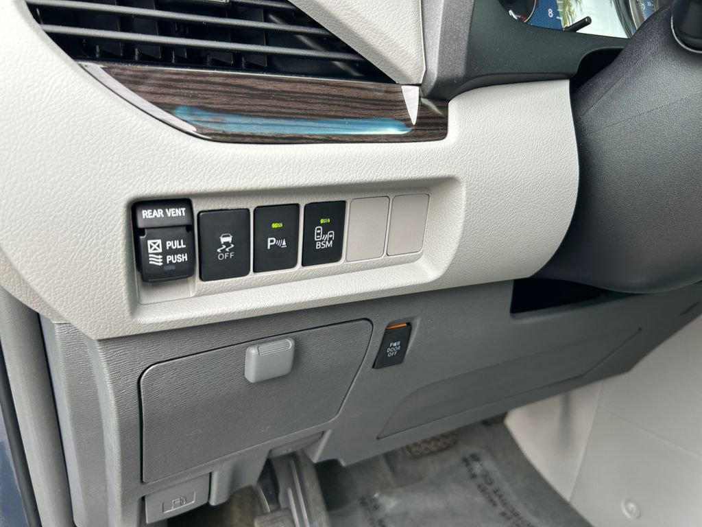 Used 2017 Toyota Sienna XLE Premium image 21