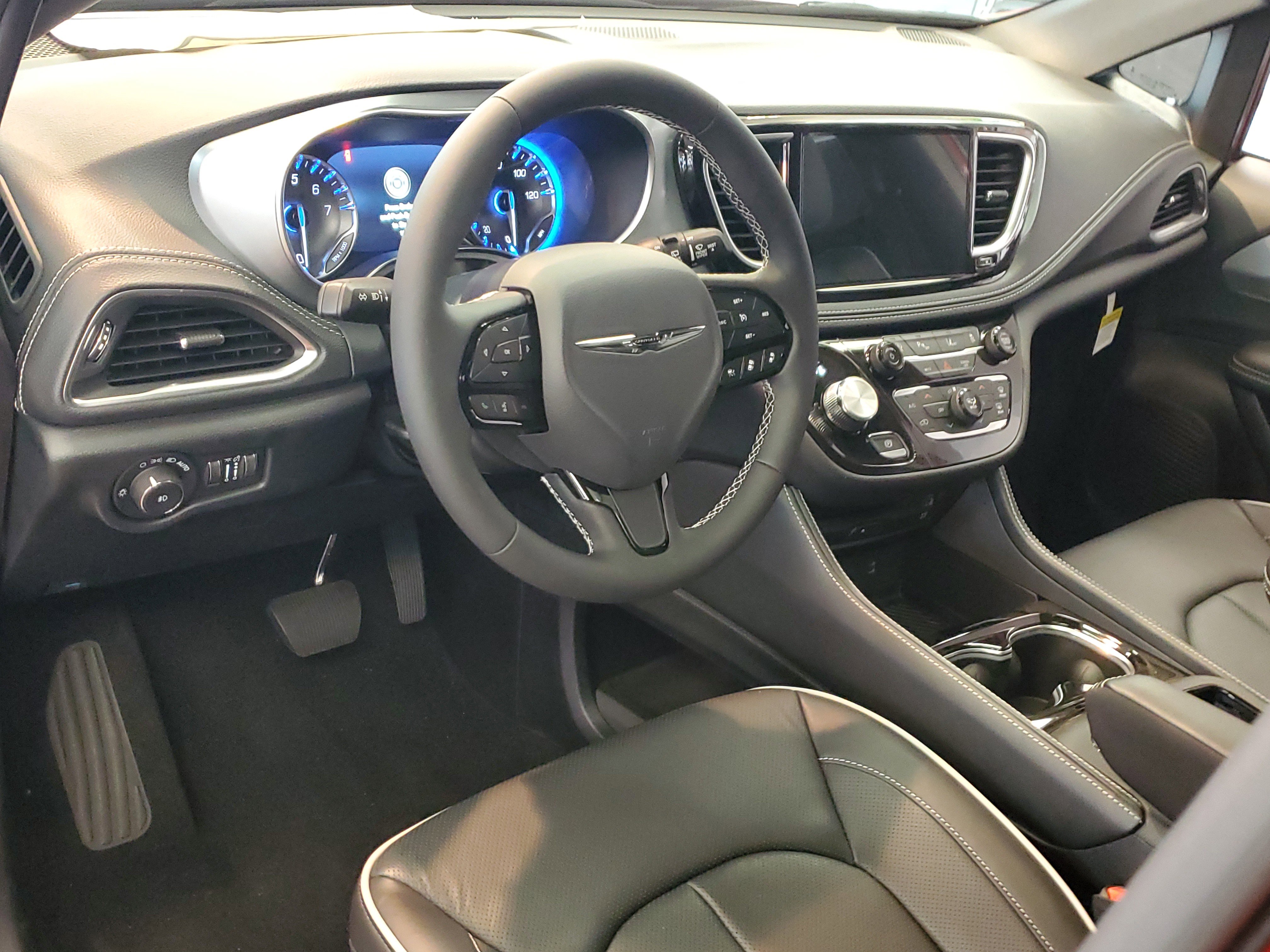 New 2026 Chrysler Pacifica Limited w/ Uconnect Theater Family Group image 14