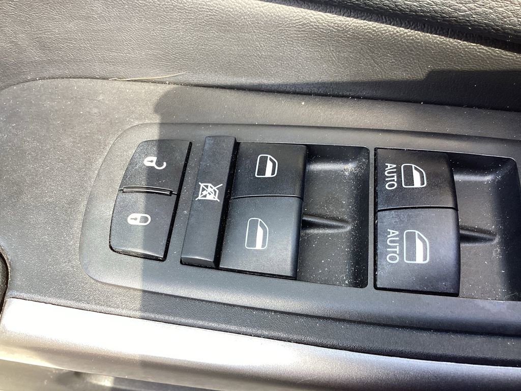 Used 2019 Jeep Cherokee Latitude Plus w/ Cold Weather Group AWD/4WD image 40