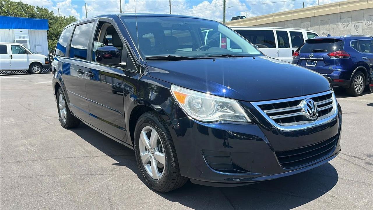 Used 2010 Volkswagen Routan SE FWD image 4