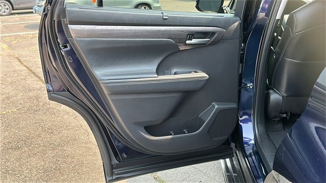 Used 2023 Toyota Highlander Limited image 26