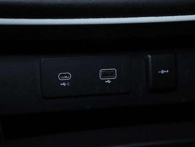 Used 2023 Land Rover Defender 110 SE image 29