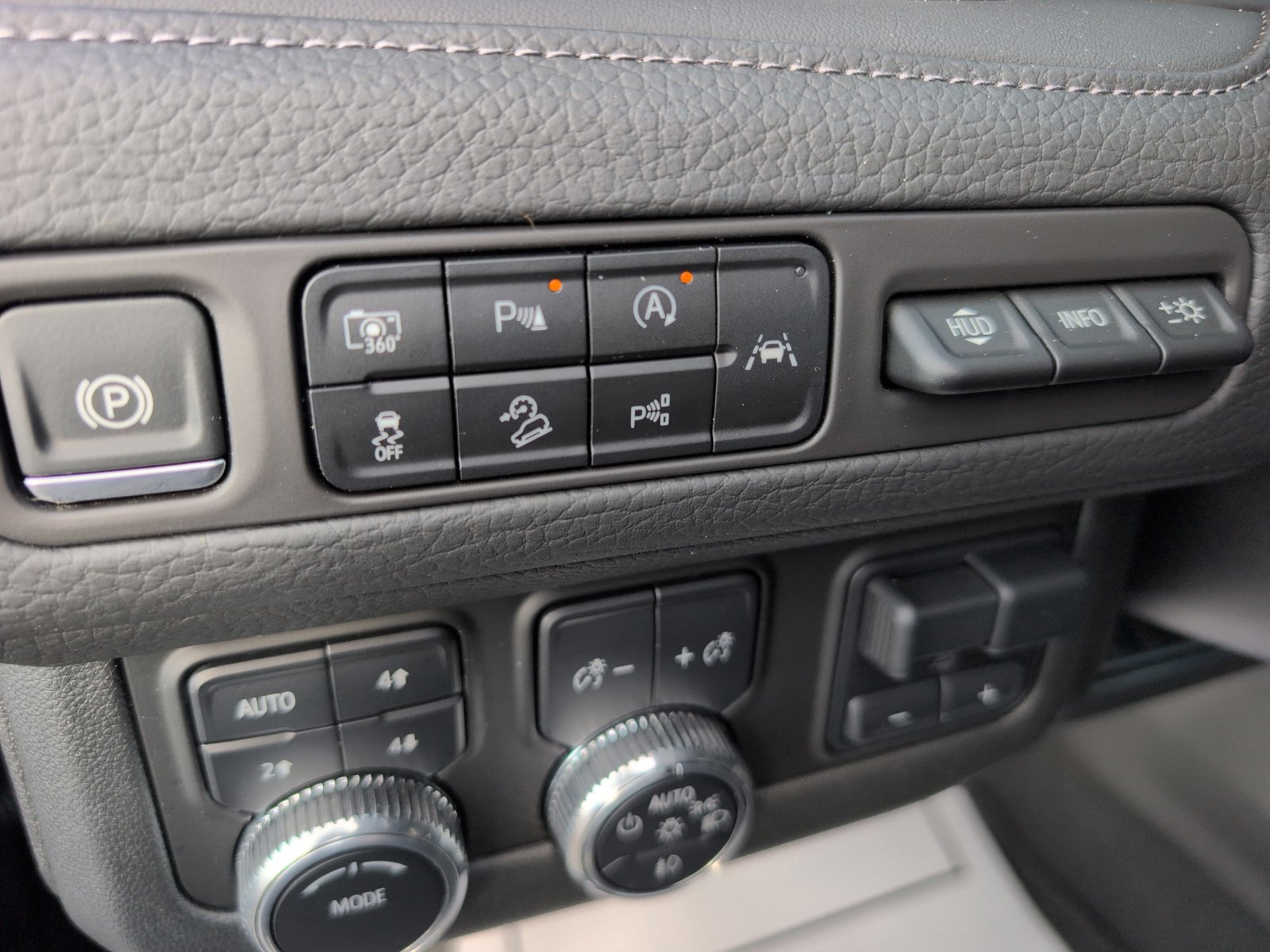 Used 2024 GMC Yukon Denali w/ Advanced Technology Package image 23