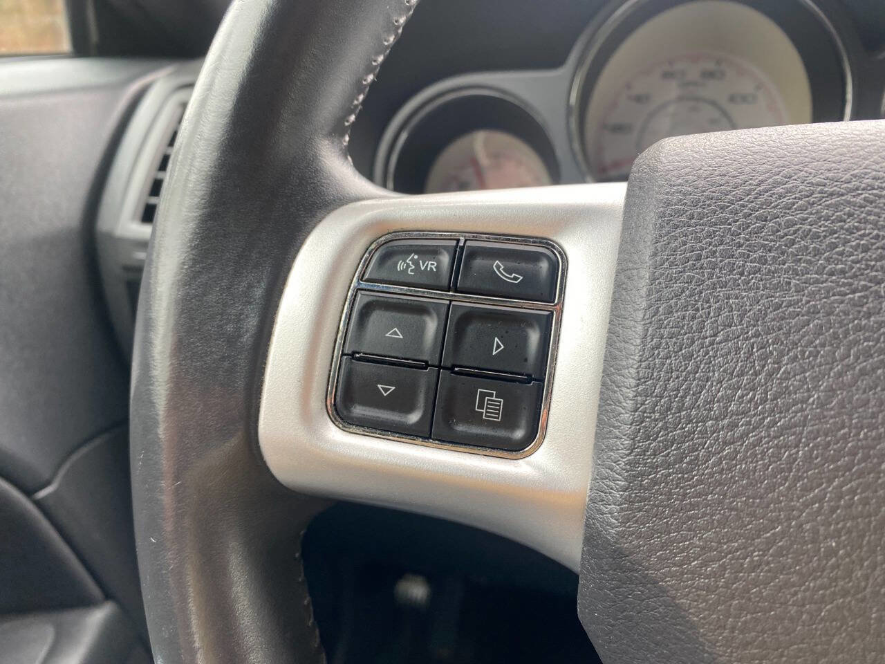 Used 2013 Dodge Challenger SXT RWD image 25
