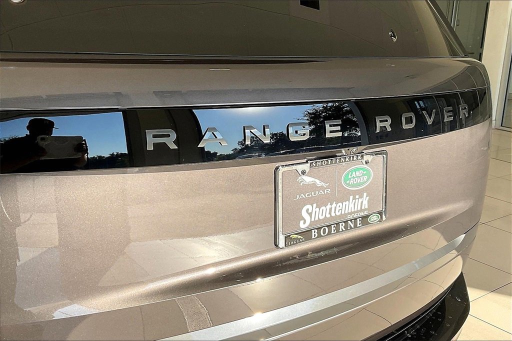 New 2025 Land Rover Range Rover Long Wheelbase SE image 12