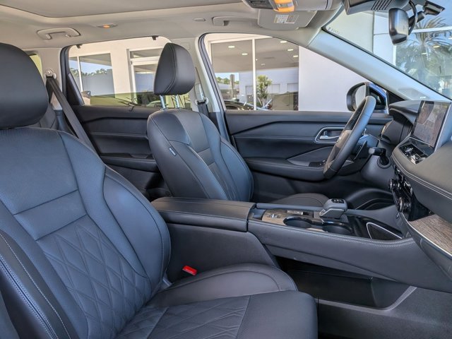 Used 2025 Nissan Rogue Platinum w/ Tech Package image 19