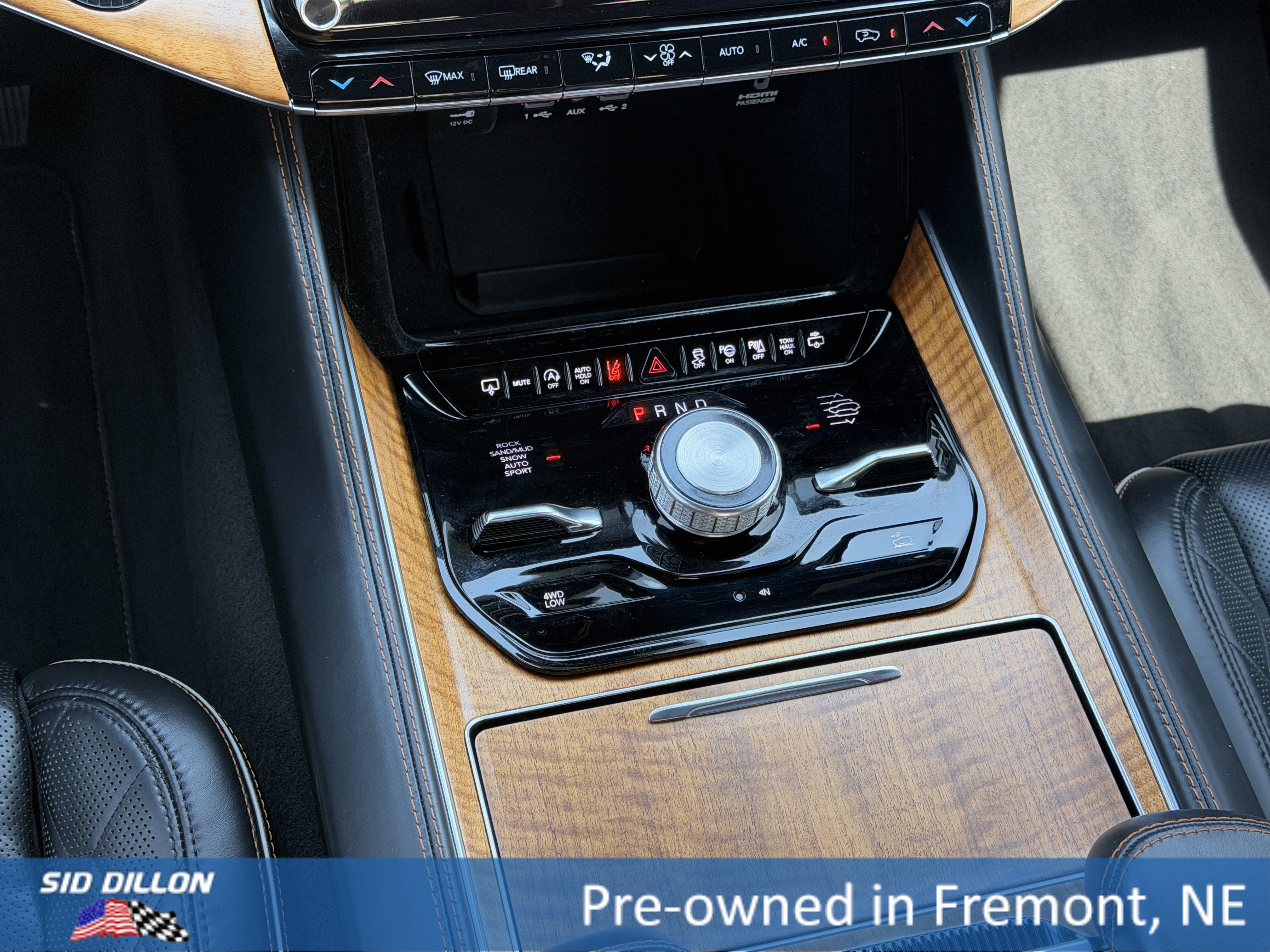 Used 2023 Jeep Grand Wagoneer Series III AWD/4WD image 13
