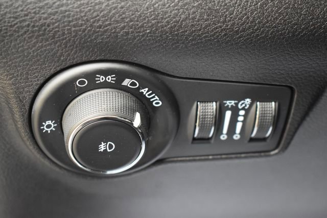 Used 2025 Jeep Compass Limited image 23