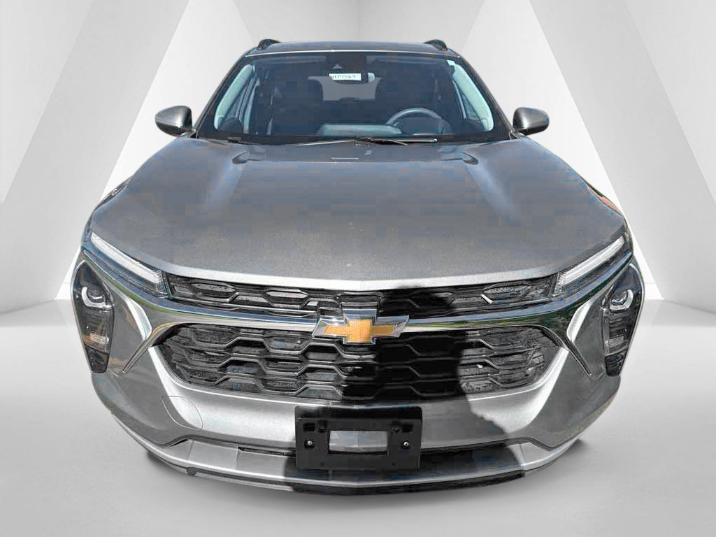 Used 2025 Chevrolet Trax LT FWD image 2