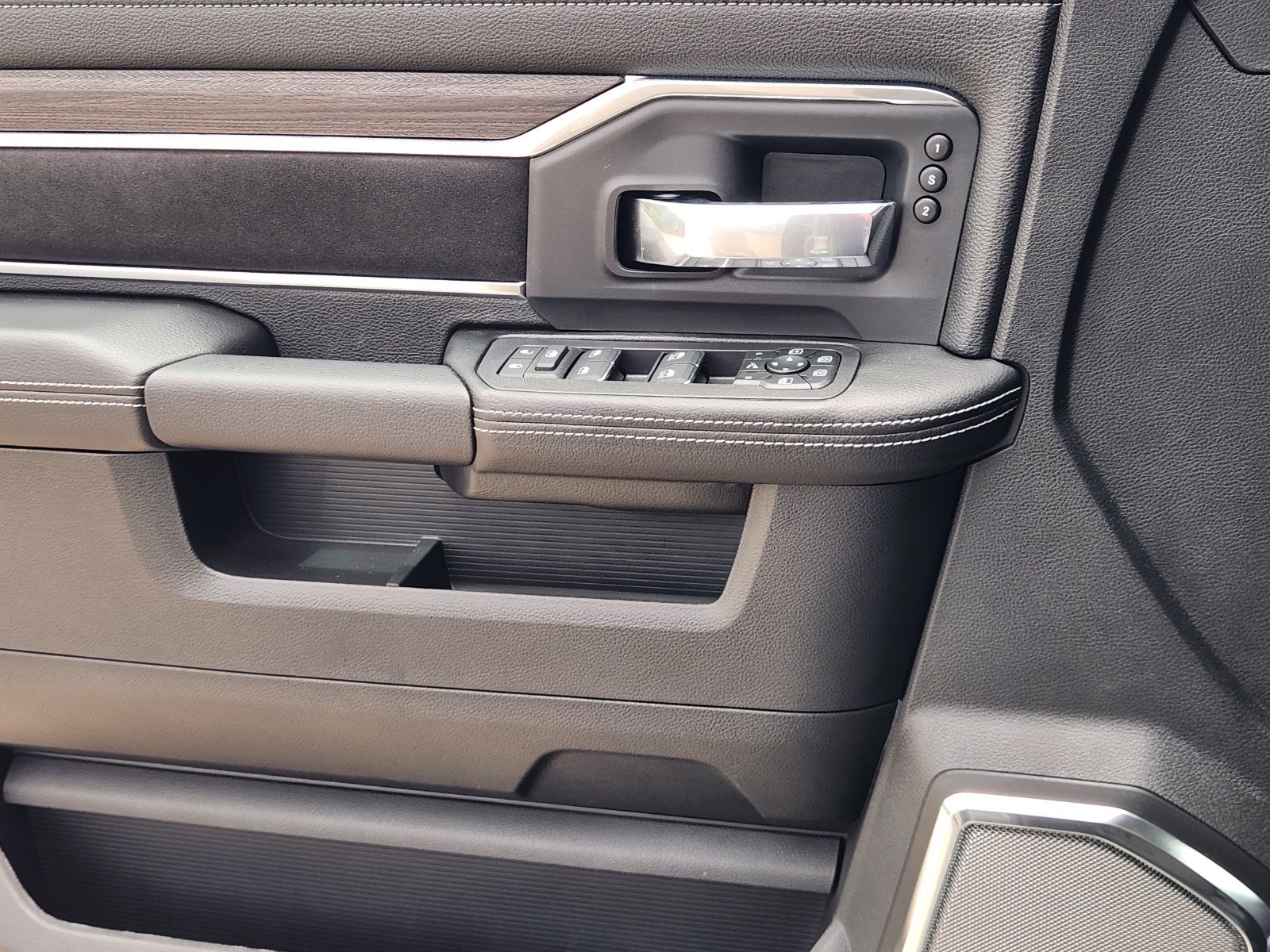 New 2026 RAM 3500 Laramie AWD/4WD image 19