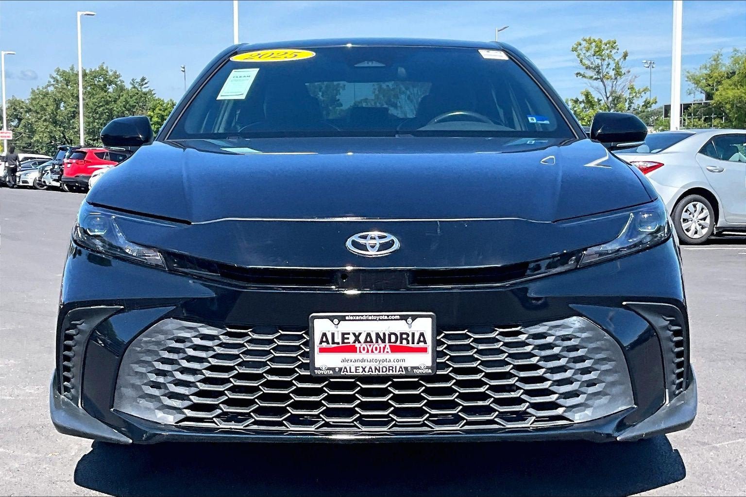 Used 2025 Toyota Camry SE FWD image 3