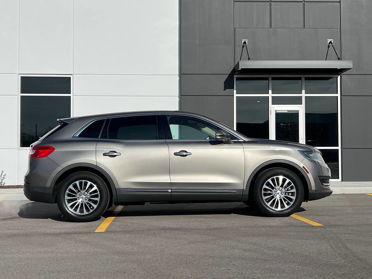 Used 2017 Lincoln MKX Select image 8