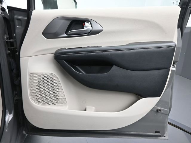 Used 2022 Chrysler Pacifica Touring-L image 20