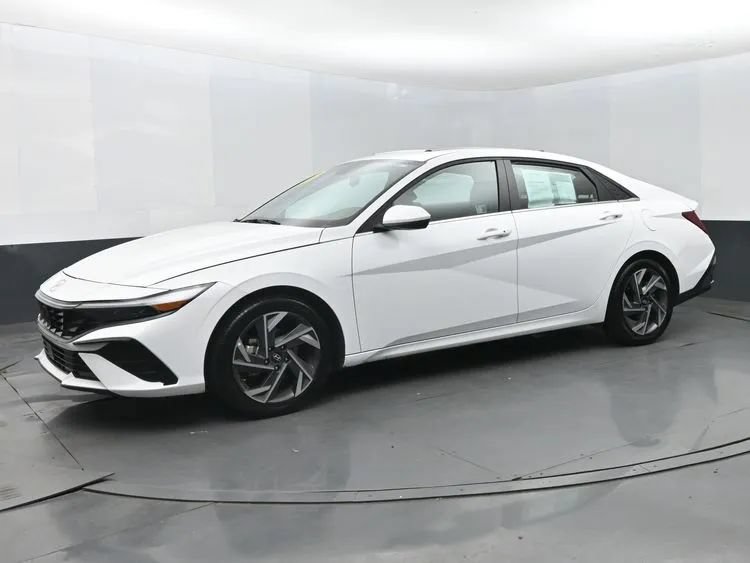 Used 2025 Hyundai Elantra SEL FWD image 9