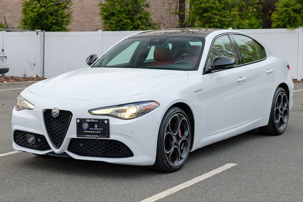 Used 2023 Alfa Romeo Giulia Veloce AWD/4WD image 4