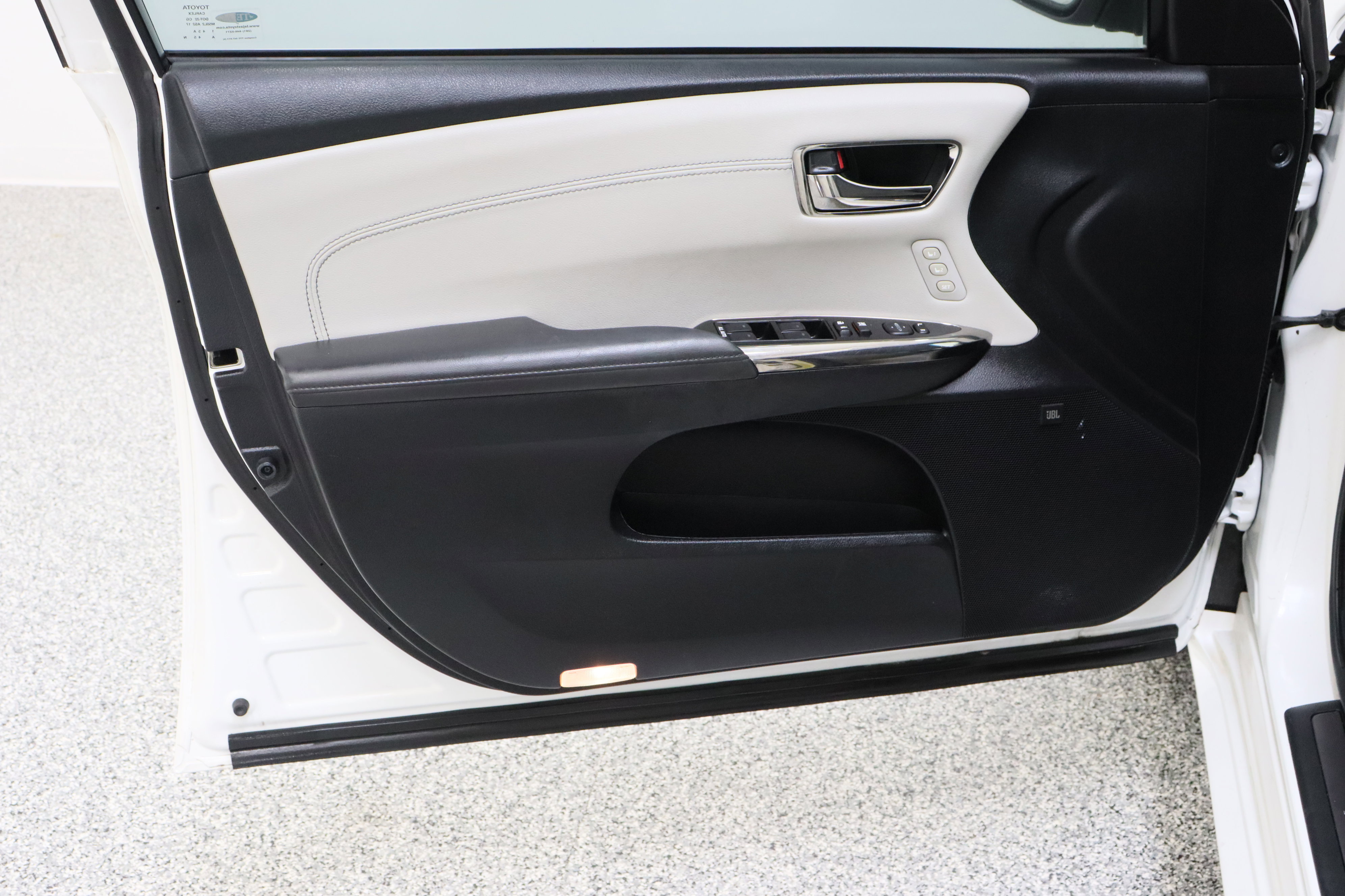 Used 2018 Toyota Avalon Limited FWD image 12