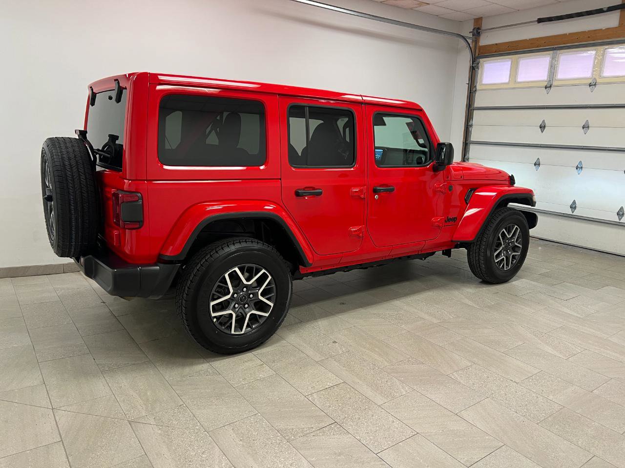 Used 2025 Jeep Wrangler Unlimited Sahara image 7