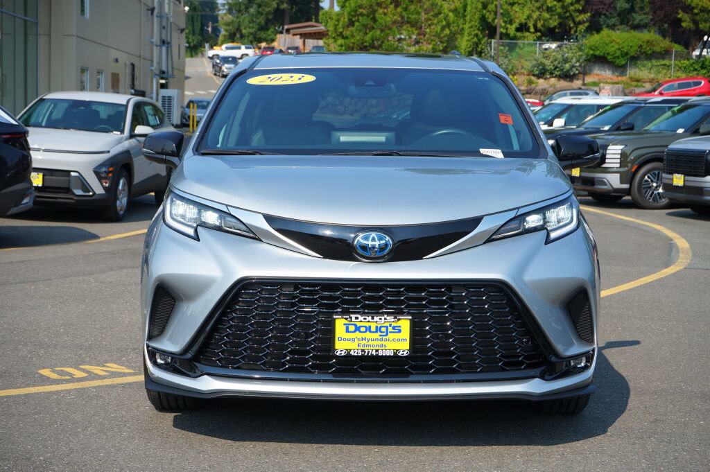 Used 2023 Toyota Sienna XSE AWD/4WD image 2