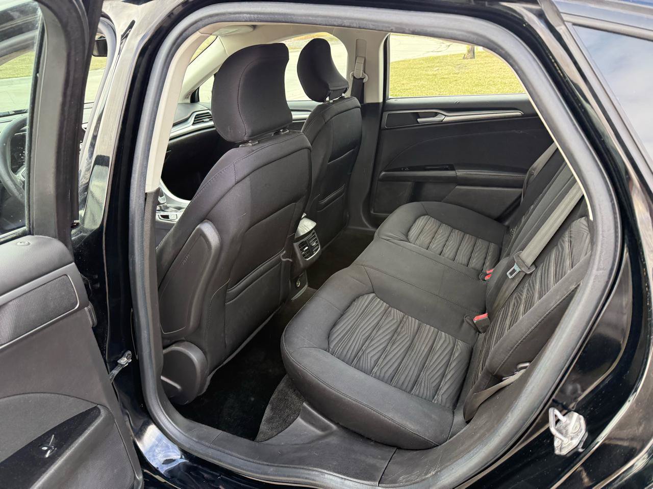 Used 2016 Ford Fusion SE FWD image 12