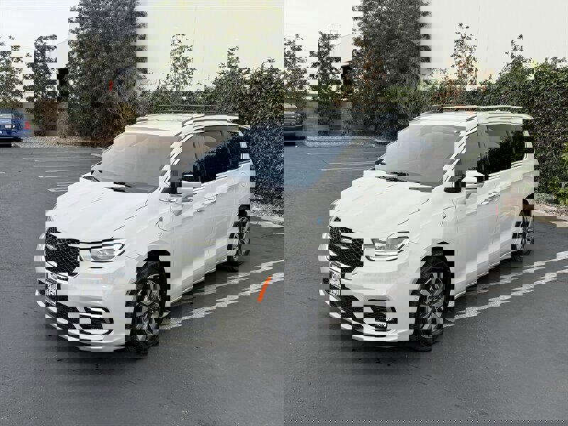 Used 2021 Chrysler Pacifica Touring-L image 5